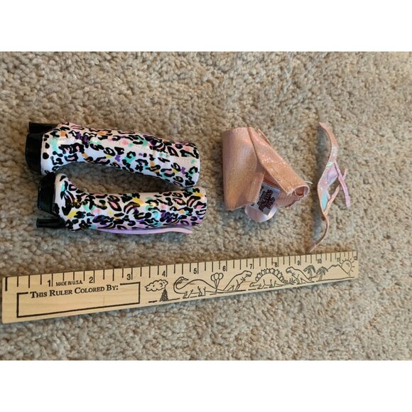 Na! Na! Na! Surprise Doll Clothes Set: Holographic Pink Top & Shorts With Leopar - Picture 4 of 4